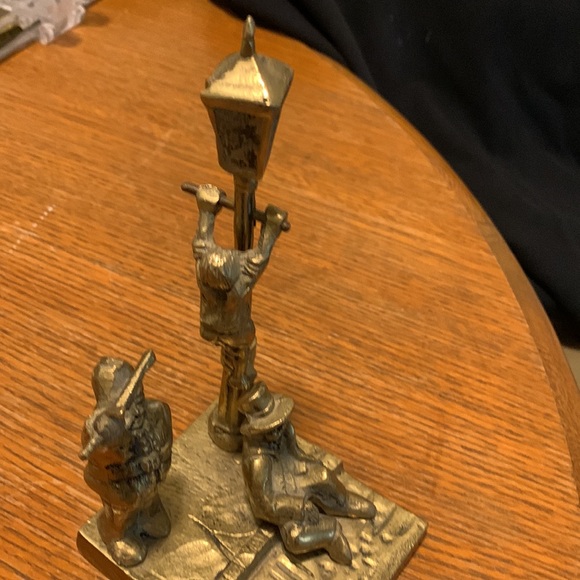 Vintage solid brass British street corner scene signed NVB, Peg Design Pend 7” - Picture 7 of 7